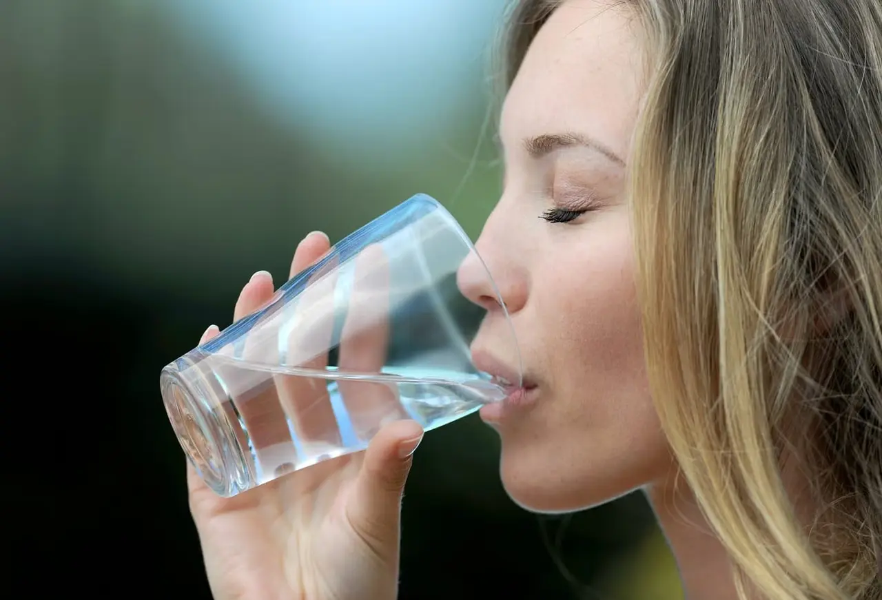 Perché bere acqua calda al mattino fa bene all’organismo: lo studio che sorprende Perché bere acqua calda al mattino fa bene all’organismo: lo studio che sorprende