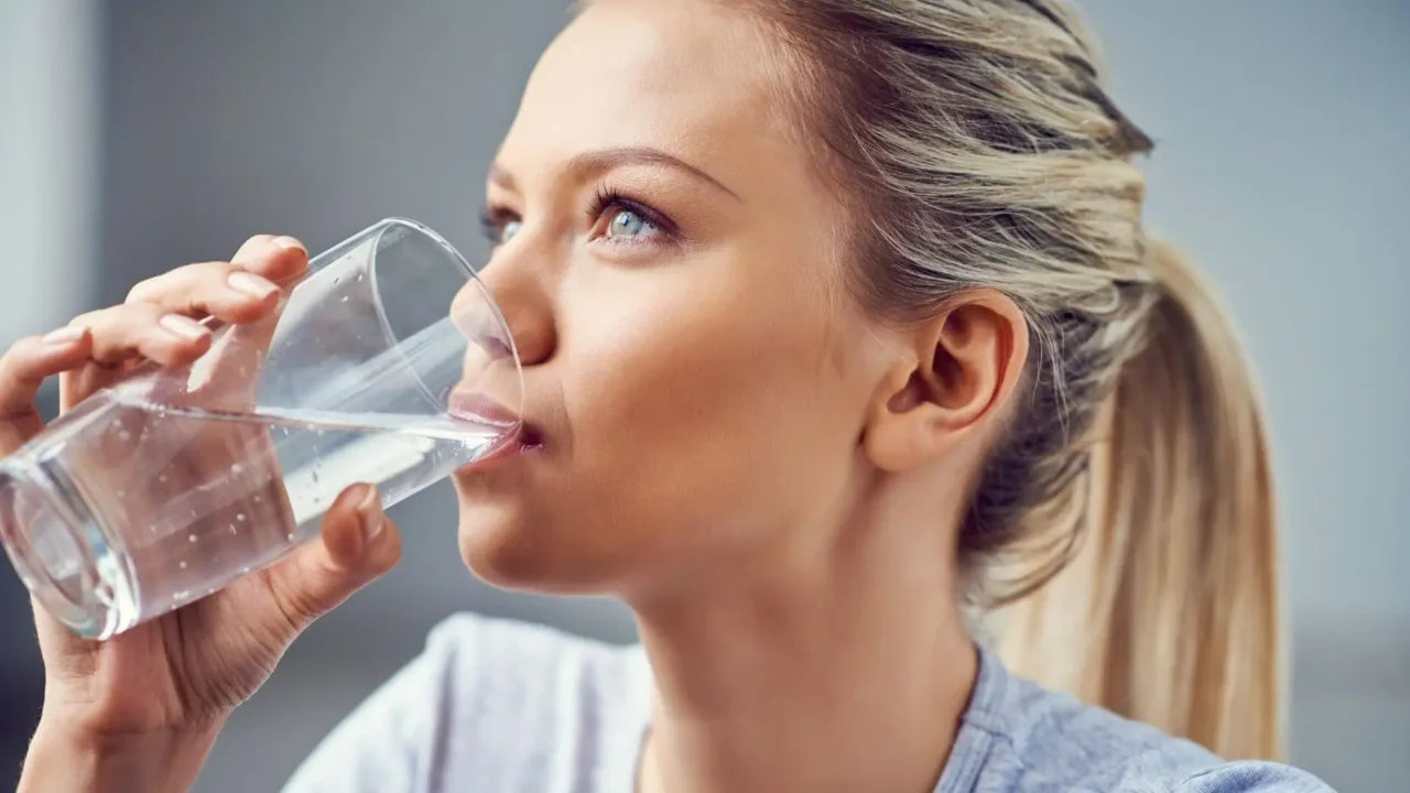 Perché bere acqua calda al mattino fa bene all’organismo: lo studio che sorprende Perché bere acqua calda al mattino fa bene all’organismo: lo studio che sorprende