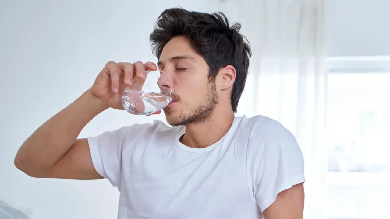 Perché bere acqua calda al mattino fa bene all’organismo: lo studio che sorprende Perché bere acqua calda al mattino fa bene all’organismo: lo studio che sorprende