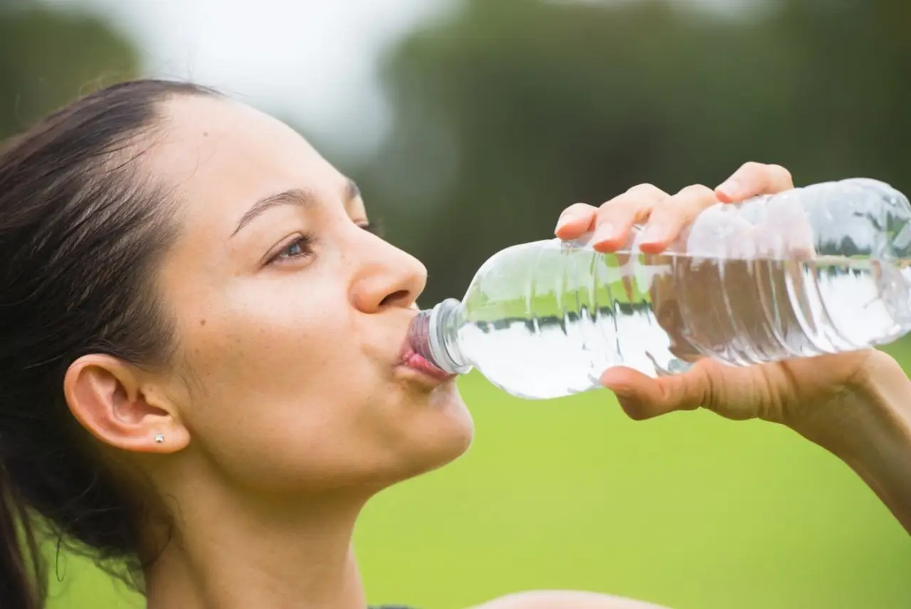 Perché bere acqua calda al mattino fa bene all’organismo: lo studio che sorprende Perché bere acqua calda al mattino fa bene all’organismo: lo studio che sorprende