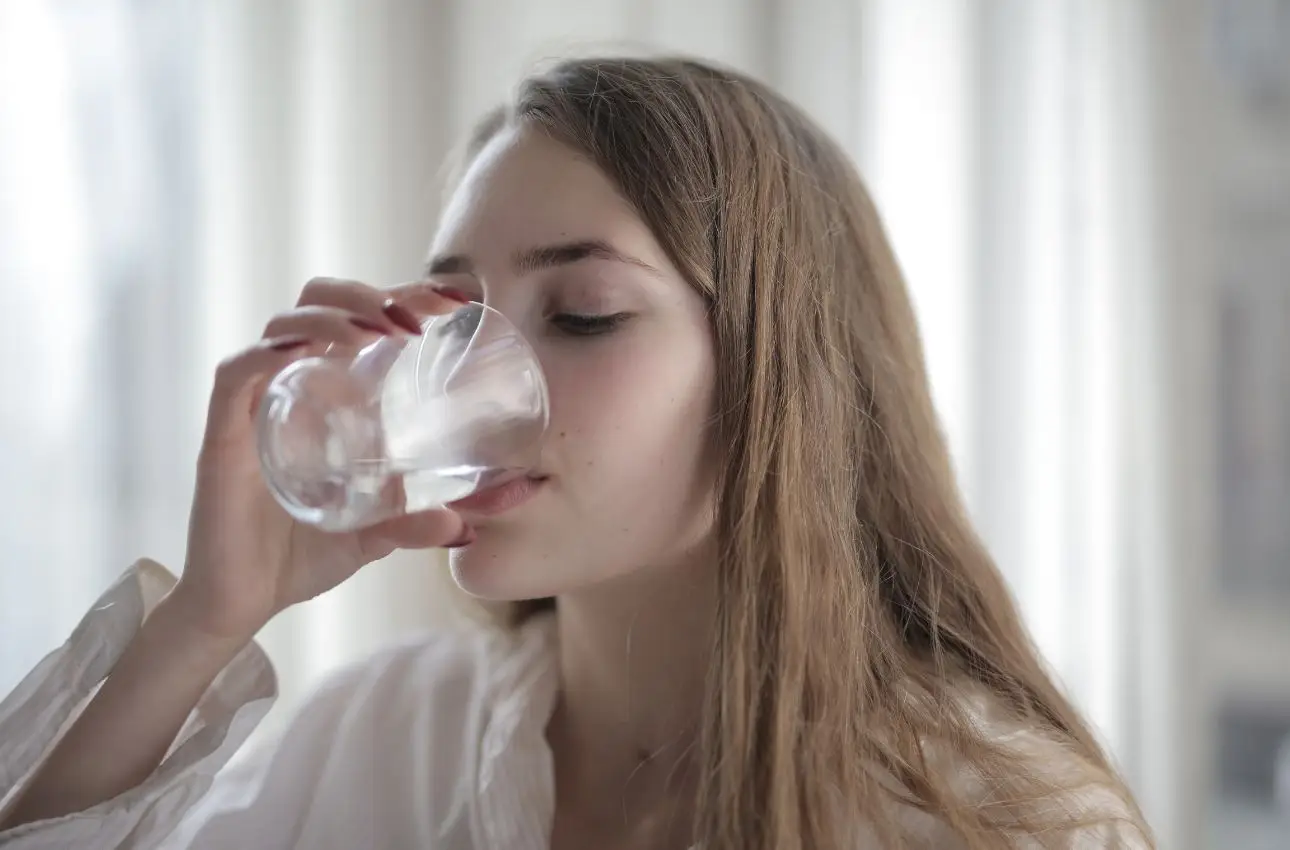 Perché bere acqua calda al mattino fa bene all’organismo: lo studio che sorprende Perché bere acqua calda al mattino fa bene all’organismo: lo studio che sorprende