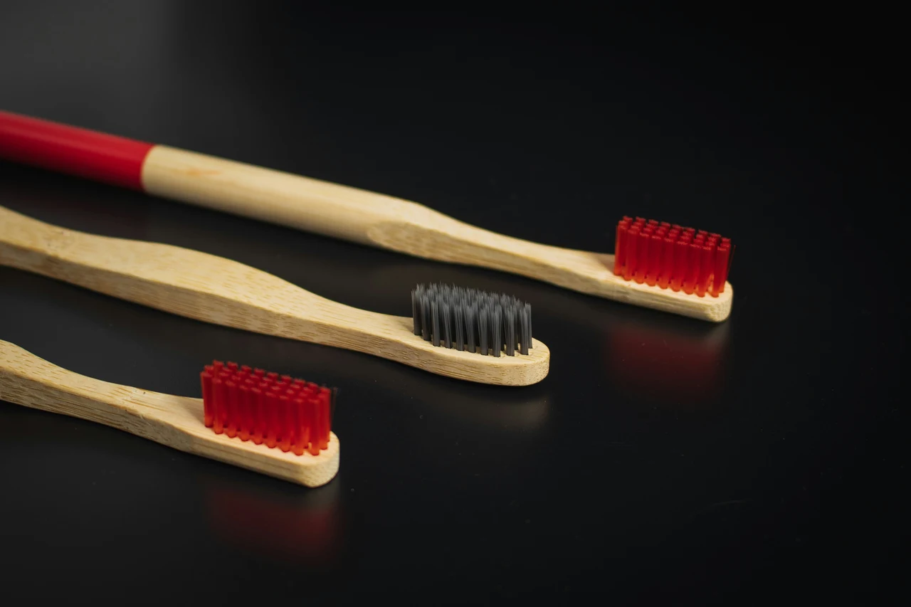 Ecco come disinfettare gli spazzolini: il trucco che sorprende tutti Ecco come disinfettare gli spazzolini: il trucco che sorprende tutti
