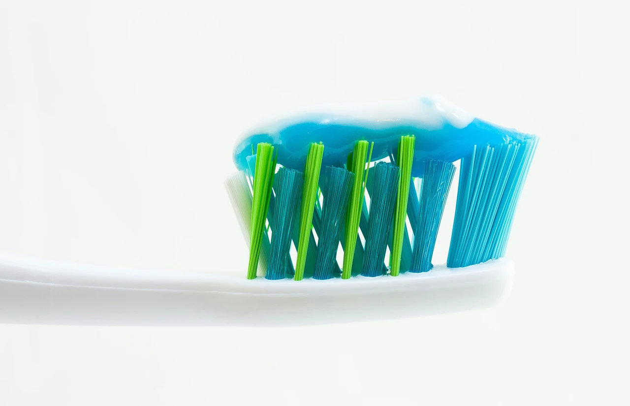 Ecco come disinfettare gli spazzolini: il trucco che sorprende tutti Ecco come disinfettare gli spazzolini: il trucco che sorprende tutti