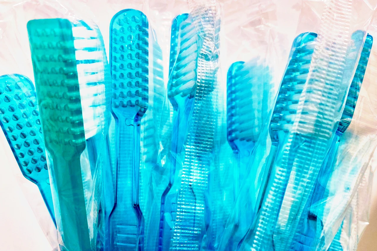 Ecco come disinfettare gli spazzolini: il trucco che sorprende tutti Ecco come disinfettare gli spazzolini: il trucco che sorprende tutti