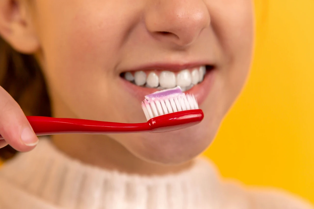 Ecco come disinfettare gli spazzolini: il trucco che sorprende tutti Ecco come disinfettare gli spazzolini: il trucco che sorprende tutti
