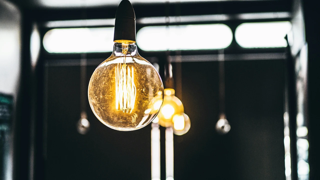 Ecco il trucco per ridurre la polvere sui lampadari: la soluzione rapida suggerita dagli allergologi per giugno Ecco il trucco per ridurre la polvere sui lampadari: la soluzione rapida suggerita dagli allergologi per giugno