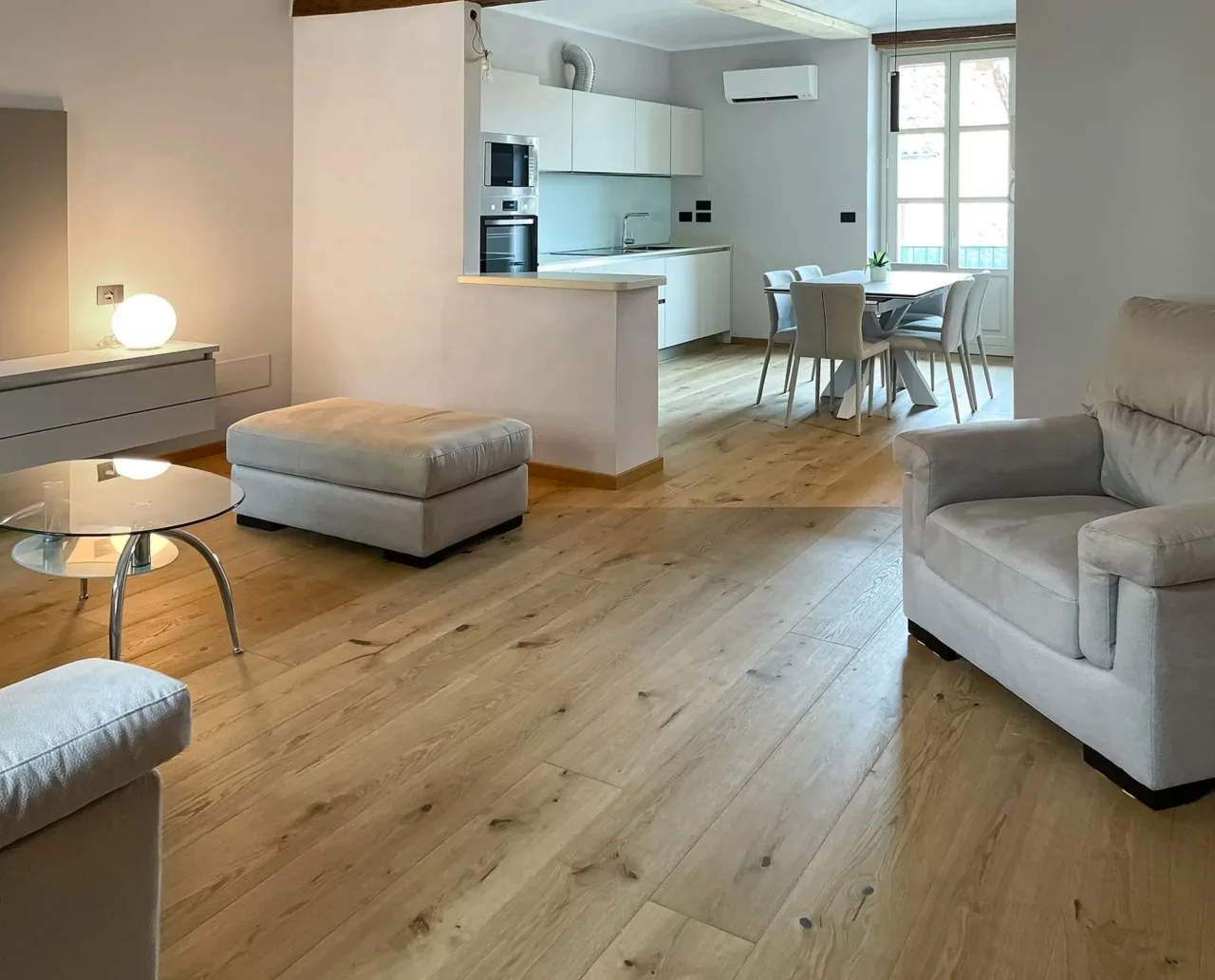 5 strategie per proteggere i pavimenti in legno dal caldo estivo: il suggerimento dell’architetto per giugno 5 strategie per proteggere i pavimenti in legno dal caldo estivo: il suggerimento dell’architetto per giugno