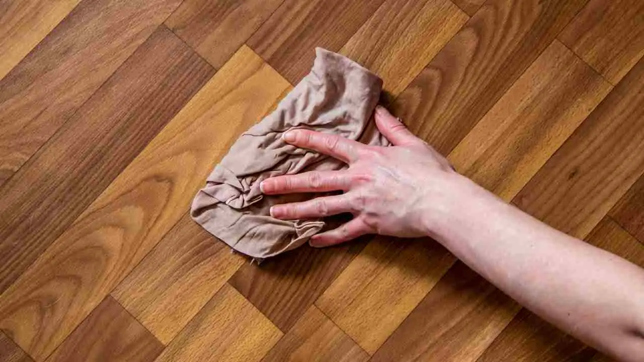 5 strategie per proteggere i pavimenti in legno dal caldo estivo: il suggerimento dell’architetto per giugno 5 strategie per proteggere i pavimenti in legno dal caldo estivo: il suggerimento dell’architetto per giugno