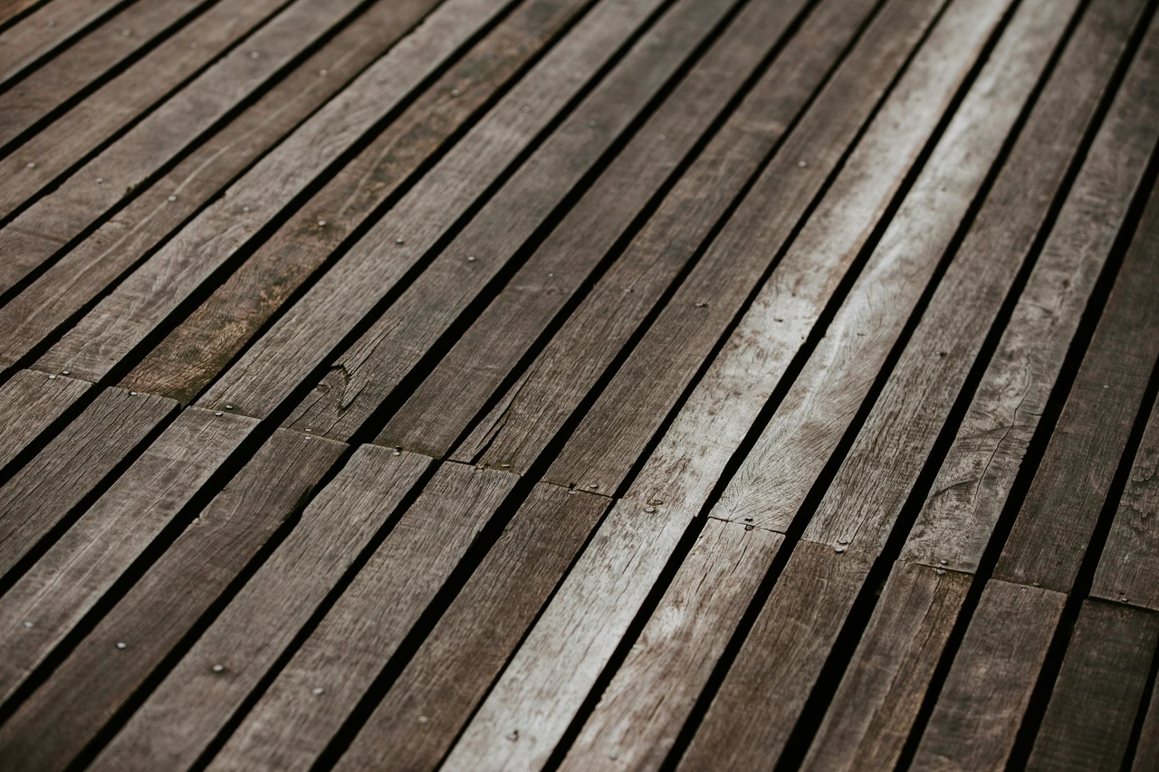 5 strategie per proteggere i pavimenti in legno dal caldo estivo: il suggerimento dell’architetto per giugno 5 strategie per proteggere i pavimenti in legno dal caldo estivo: il suggerimento dell’architetto per giugno