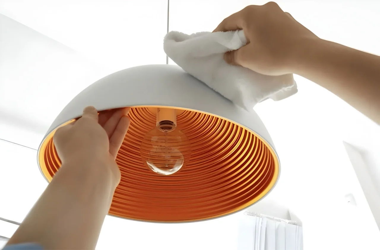 Ecco il trucco per ridurre la polvere sui lampadari: la soluzione rapida suggerita dagli allergologi per giugno Ecco il trucco per ridurre la polvere sui lampadari: la soluzione rapida suggerita dagli allergologi per giugno