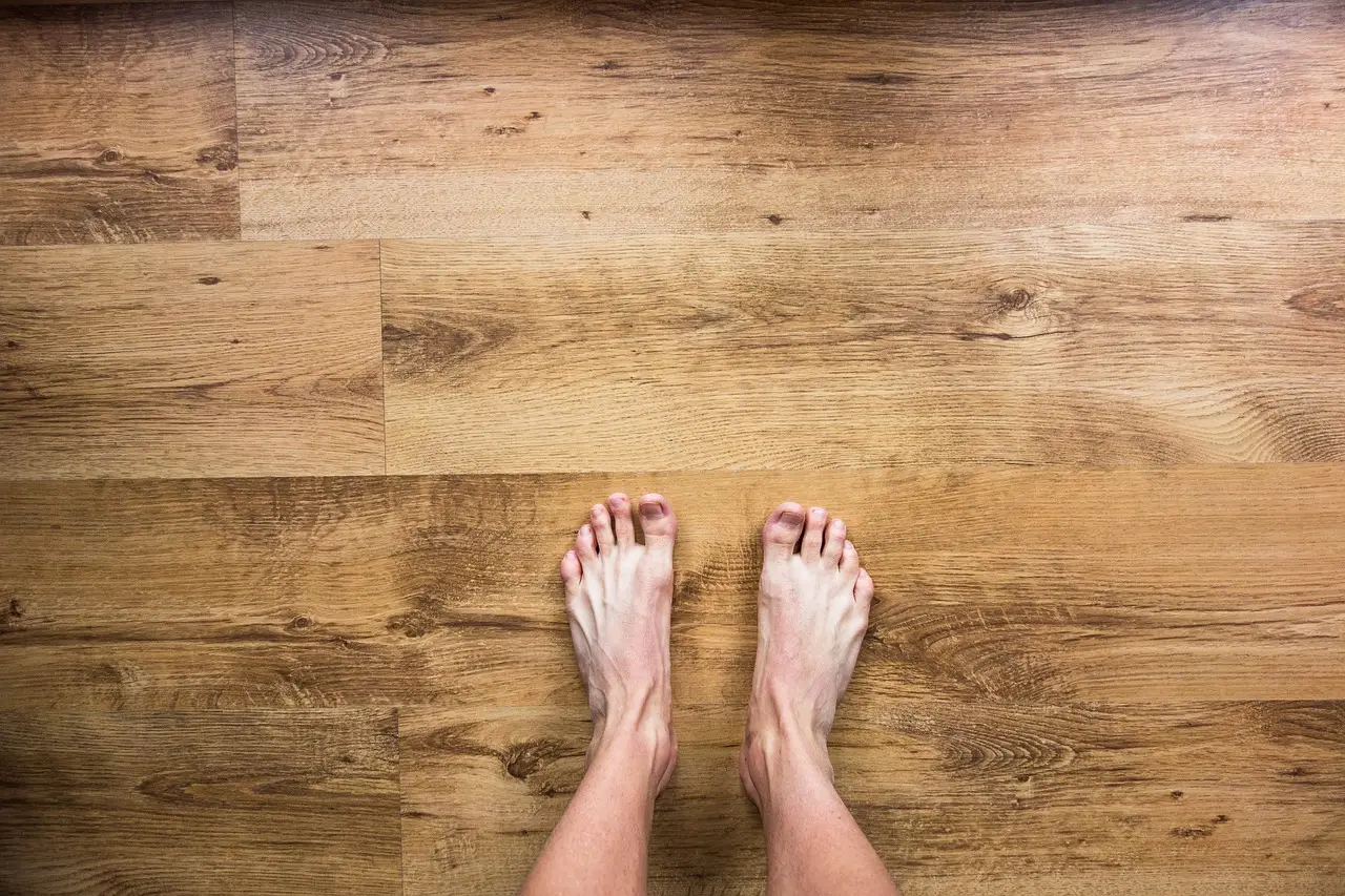 5 strategie per proteggere i pavimenti in legno dal caldo estivo: il suggerimento dell’architetto per giugno 5 strategie per proteggere i pavimenti in legno dal caldo estivo: il suggerimento dell’architetto per giugno