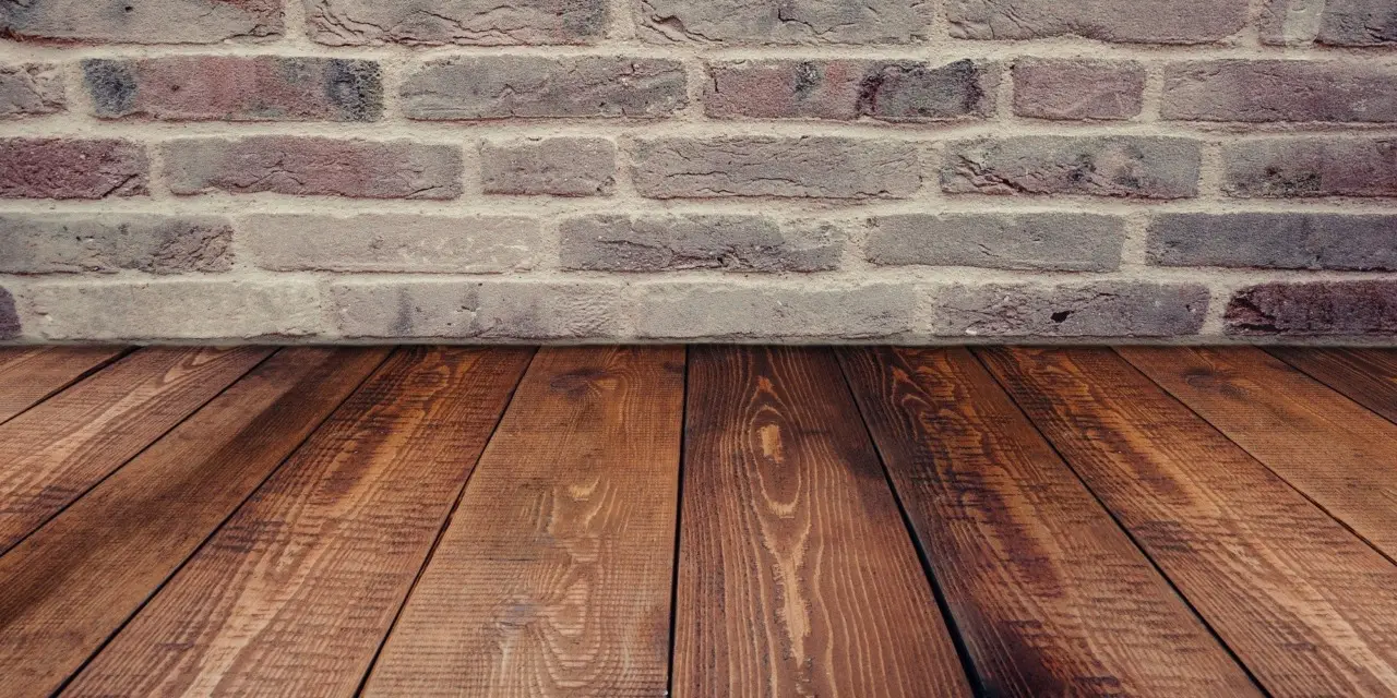 5 strategie per proteggere i pavimenti in legno dal caldo estivo: il suggerimento dell’architetto per giugno 5 strategie per proteggere i pavimenti in legno dal caldo estivo: il suggerimento dell’architetto per giugno