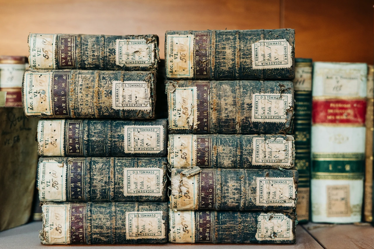Come eliminare la polvere dai libri antichi: il consiglio pratico del restauratore per giugno Come eliminare la polvere dai libri antichi: il consiglio pratico del restauratore per giugno