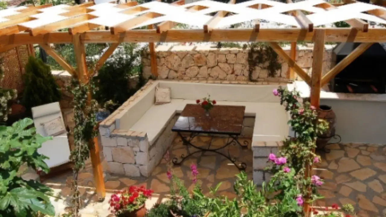 Come proteggere i mobili da giardino dal sole intenso: il sistema dei vivaisti aggiornato per giugno Come proteggere i mobili da giardino dal sole intenso: il sistema dei vivaisti aggiornato per giugno