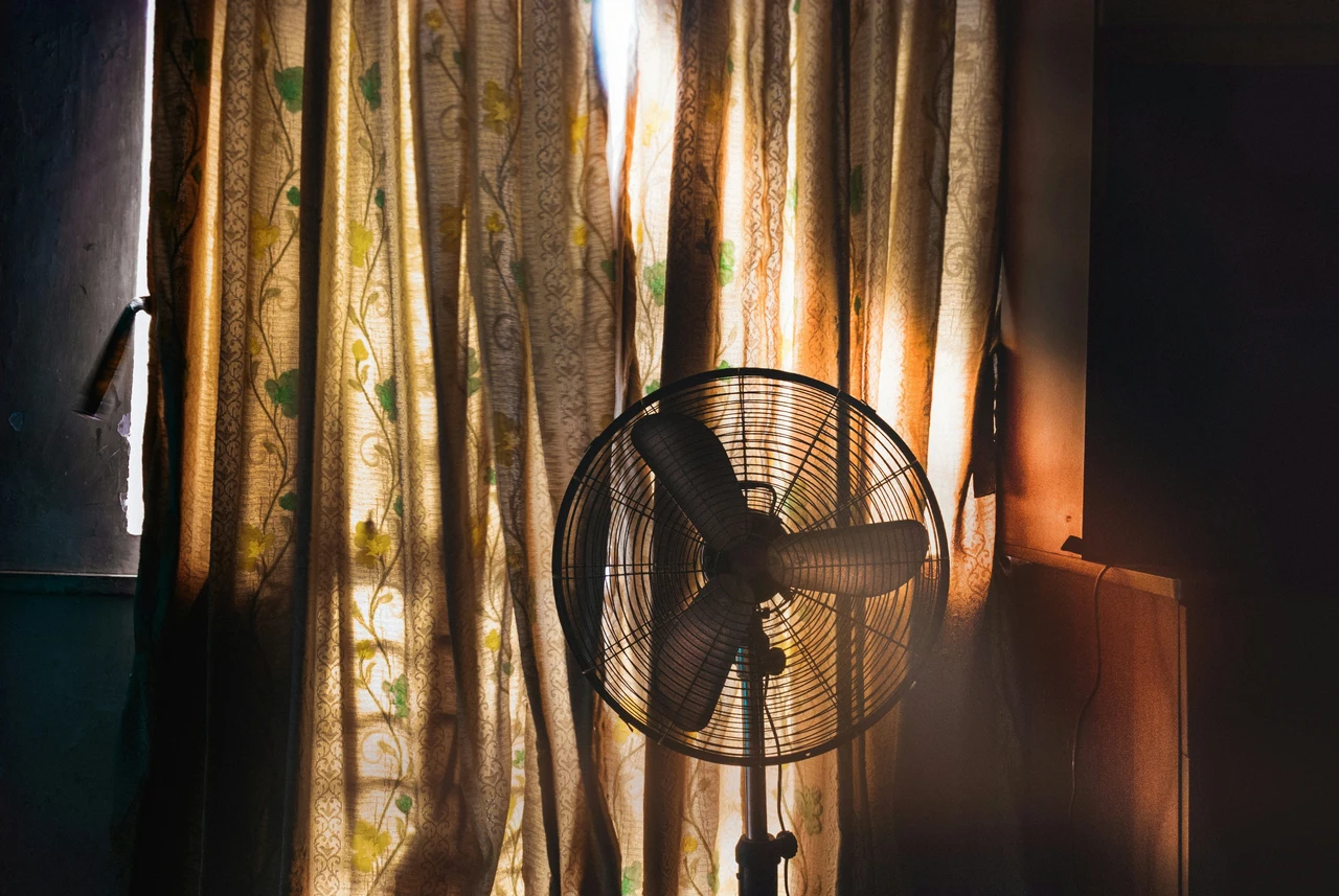 Rinfrescare il soggiorno senza climatizzatore: la tecnica innovativa dell’architetto per le ore più calde di giugno Rinfrescare il soggiorno senza climatizzatore: la tecnica innovativa dell’architetto per le ore più calde di giugno