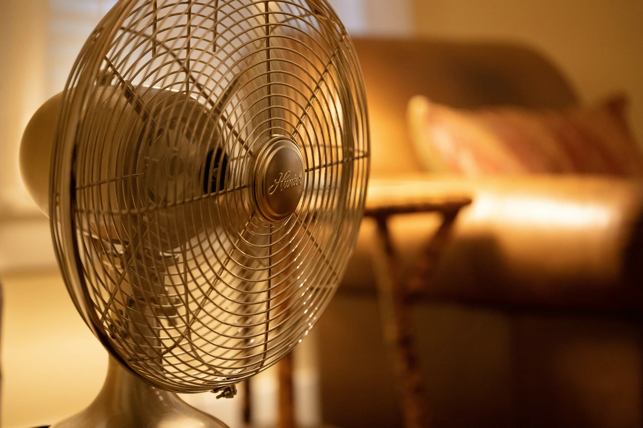 Rinfrescare il soggiorno senza climatizzatore: la tecnica innovativa dell’architetto per le ore più calde di giugno Rinfrescare il soggiorno senza climatizzatore: la tecnica innovativa dell’architetto per le ore più calde di giugno