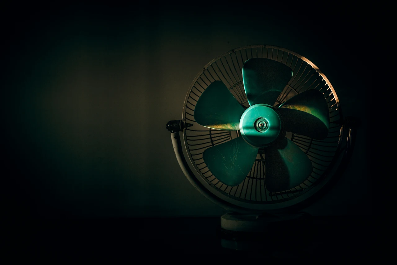 Ventilatore o condizionatore? Ecco qual è il metodo più economico per rinfrescare casa Ventilatore o condizionatore? Ecco qual è il metodo più economico per rinfrescare casa
