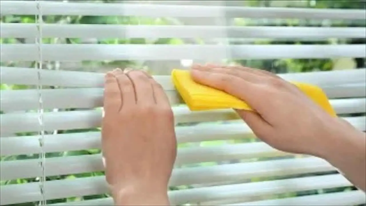 Come pulire le tende da sole senza rovinarle: il trucco che pochi conoscono Come pulire le tende da sole senza rovinarle: il trucco che pochi conoscono