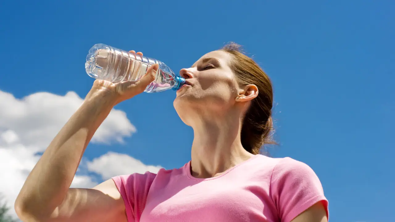 Non fare questo errore con l’acqua in bottiglia in estate: rischio contaminazione Non fare questo errore con l’acqua in bottiglia in estate: rischio contaminazione